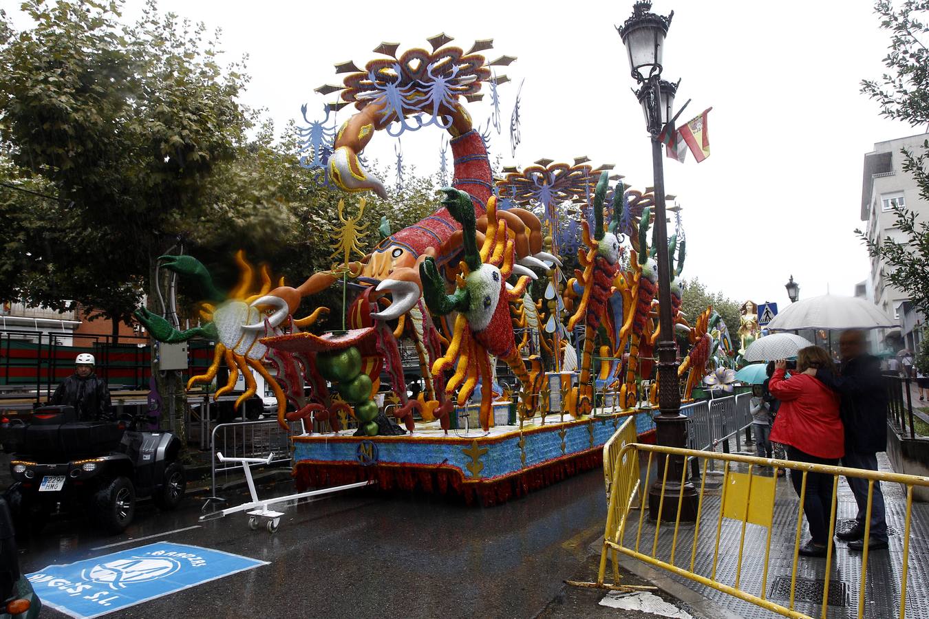 La carroza 'F2 Cíber', de Francis 2, ha ganado el concurso de la Gala Floral de Torrelavega, el emblemátio certamen que sirve como colofón a las fiestas de la Virgen Grande y que por primera vez en la historia no ha tenido desfile.