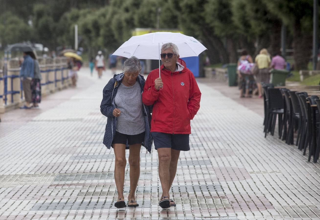 Fotos: El puente se despide con lluvia y atascos