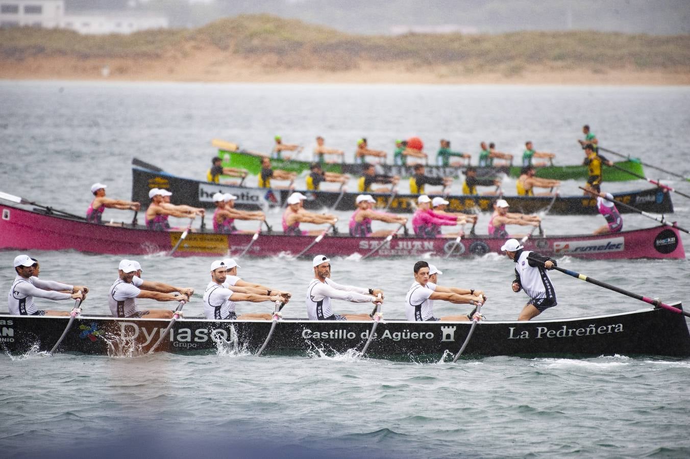 Pasado por agua en todos los sentidos. Así fue para los aficionados cántabros el Gran Premio Dynasol, segunda regata pedreñera del curso en la que los locales solo pudieron ser séptimos en medio del diluvio