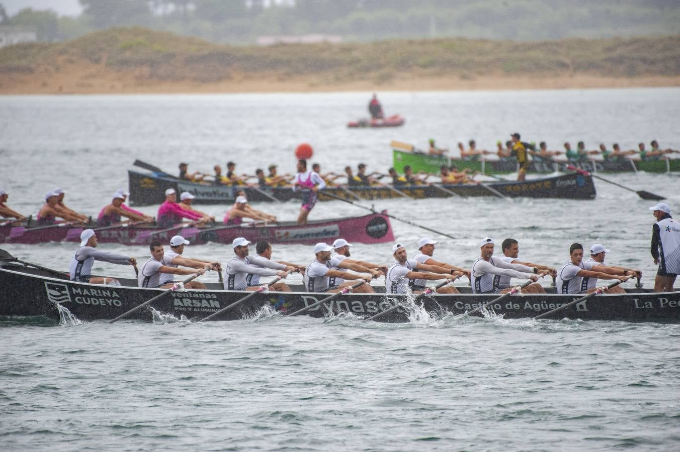 Pasado por agua en todos los sentidos. Así fue para los aficionados cántabros el Gran Premio Dynasol, segunda regata pedreñera del curso en la que los locales solo pudieron ser séptimos en medio del diluvio