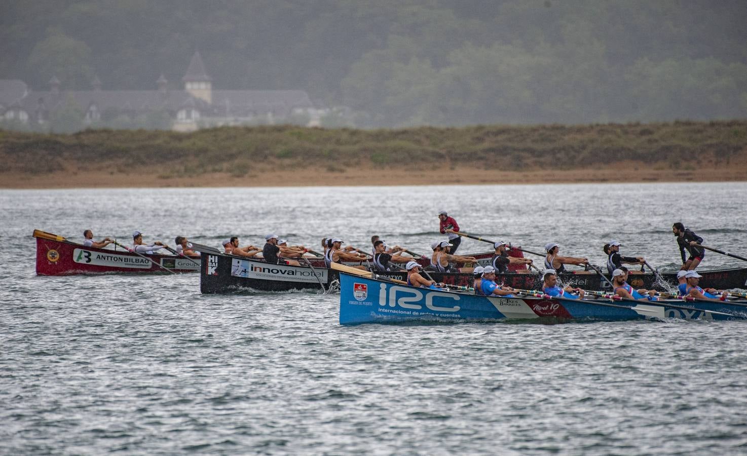 Pasado por agua en todos los sentidos. Así fue para los aficionados cántabros el Gran Premio Dynasol, segunda regata pedreñera del curso en la que los locales solo pudieron ser séptimos en medio del diluvio