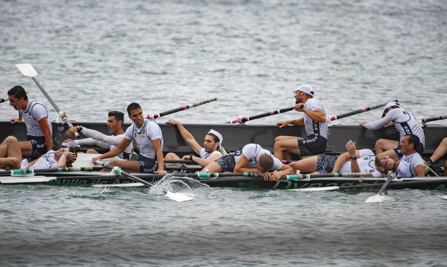 Pasado por agua en todos los sentidos. Así fue para los aficionados cántabros el Gran Premio Dynasol, segunda regata pedreñera del curso en la que los locales solo pudieron ser séptimos en medio del diluvio