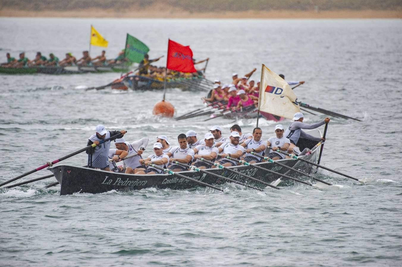 Pasado por agua en todos los sentidos. Así fue para los aficionados cántabros el Gran Premio Dynasol, segunda regata pedreñera del curso en la que los locales solo pudieron ser séptimos en medio del diluvio