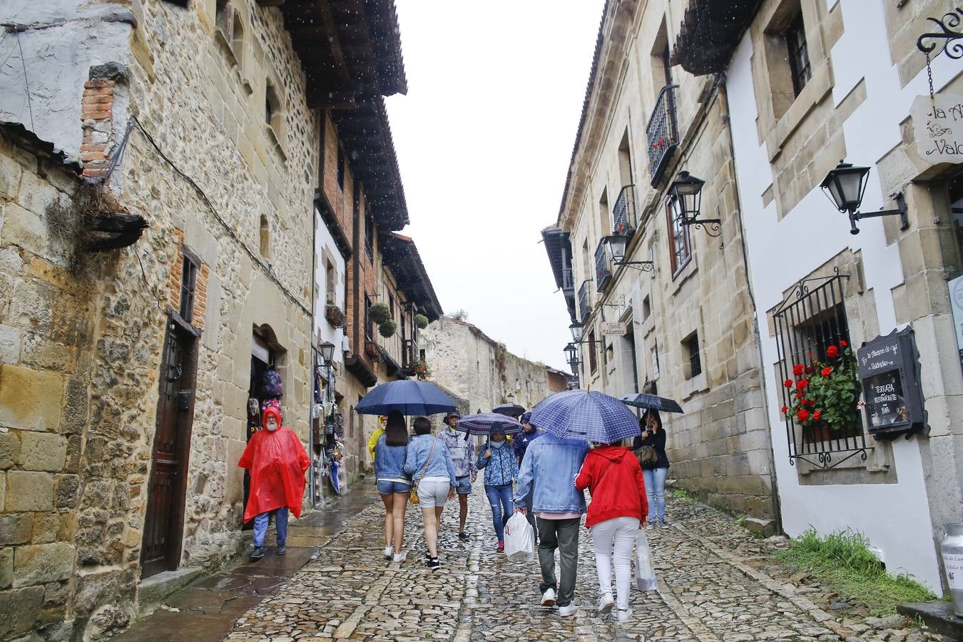 Santillana nunca falla. Los visitantes y turistas acuden a visitarla en los días mas desapacibles del verano en Cantabria