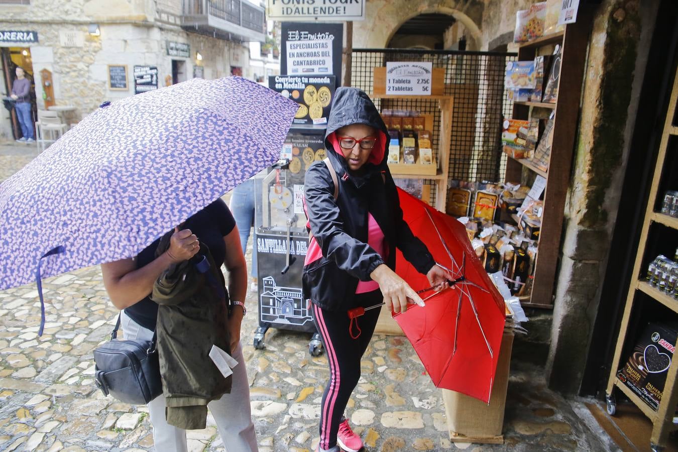 Santillana nunca falla. Los visitantes y turistas acuden a visitarla en los días mas desapacibles del verano en Cantabria