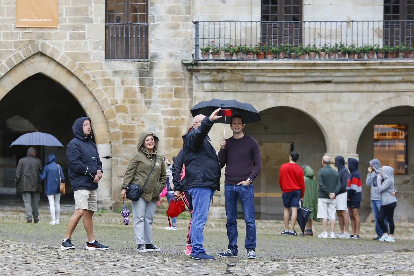 Santillana nunca falla. Los visitantes y turistas acuden a visitarla en los días mas desapacibles del verano en Cantabria