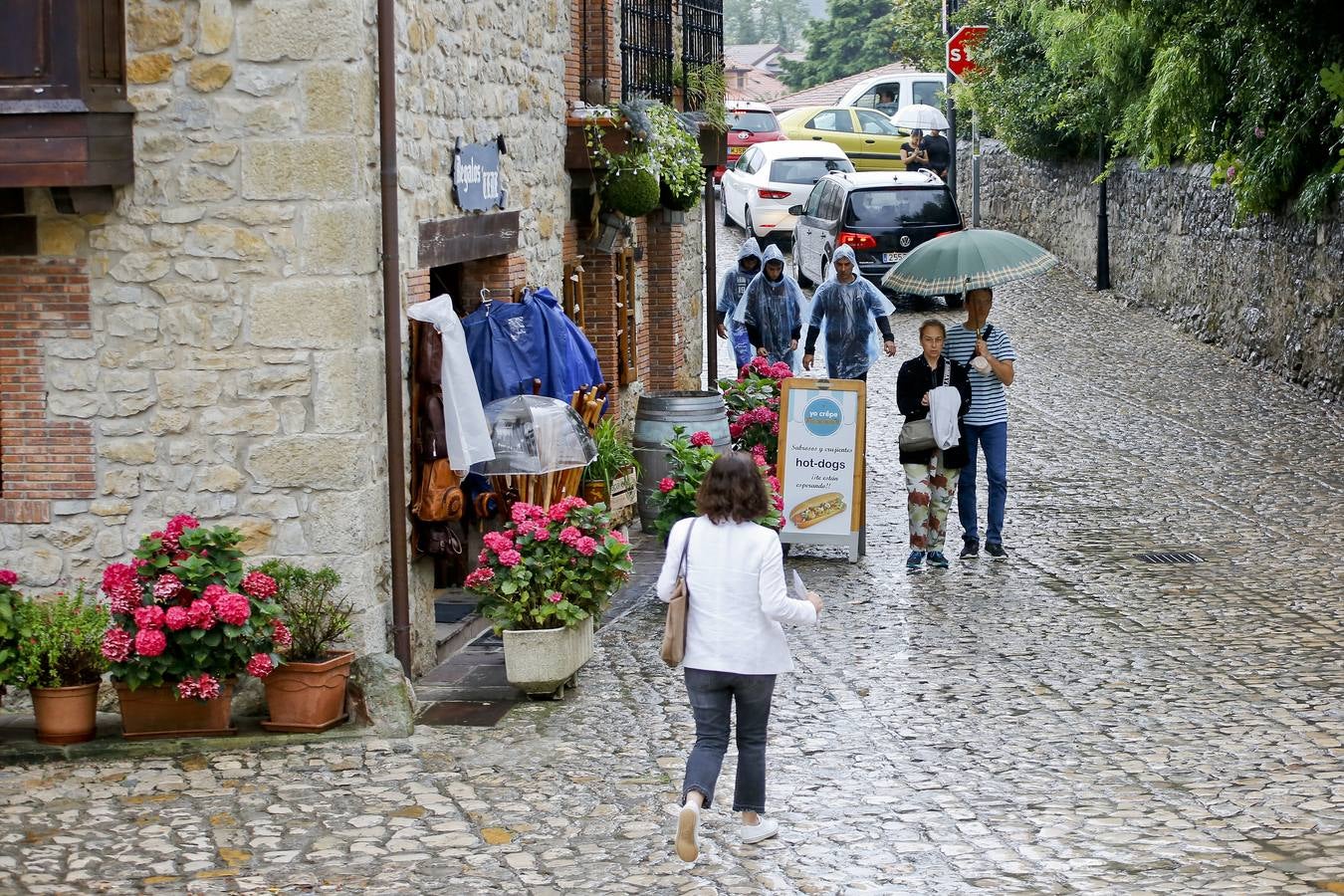 Santillana nunca falla. Los visitantes y turistas acuden a visitarla en los días mas desapacibles del verano en Cantabria