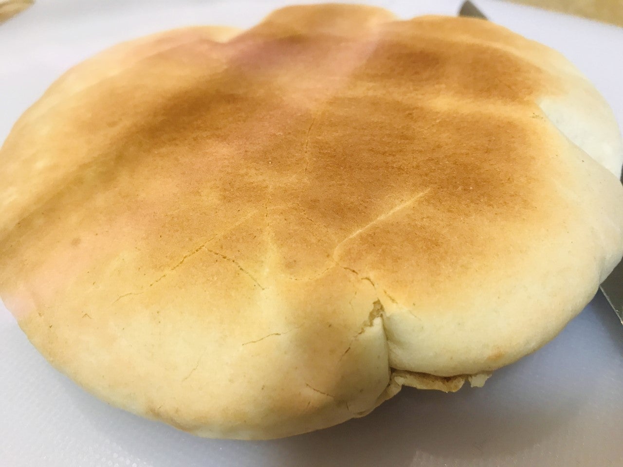 BERENJENA EN PAN DE PITA. 8-Cortar el pan y montar la pita.