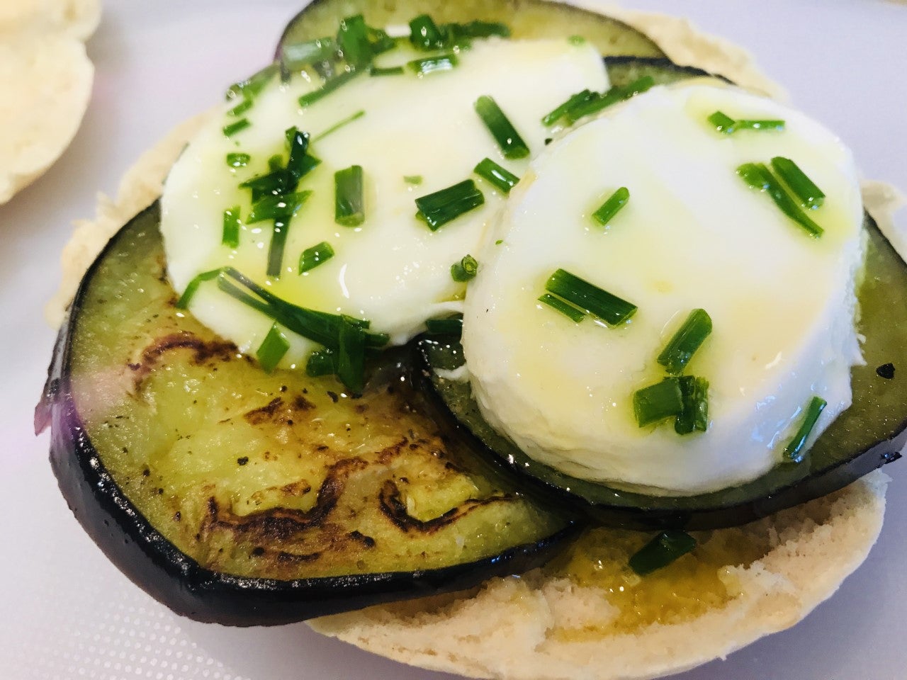 BERENJENA EN PAN DE PITA. 9-Primero poner la berenjena y después el queso con aceite y cebollino.