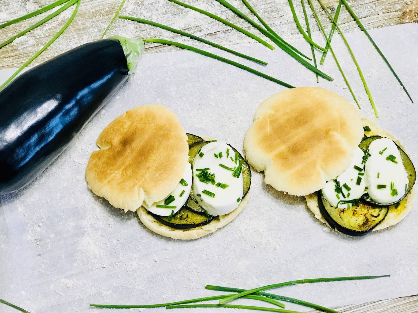 BERENJENA EN PAN DE PITA. El plato en su resultado final.