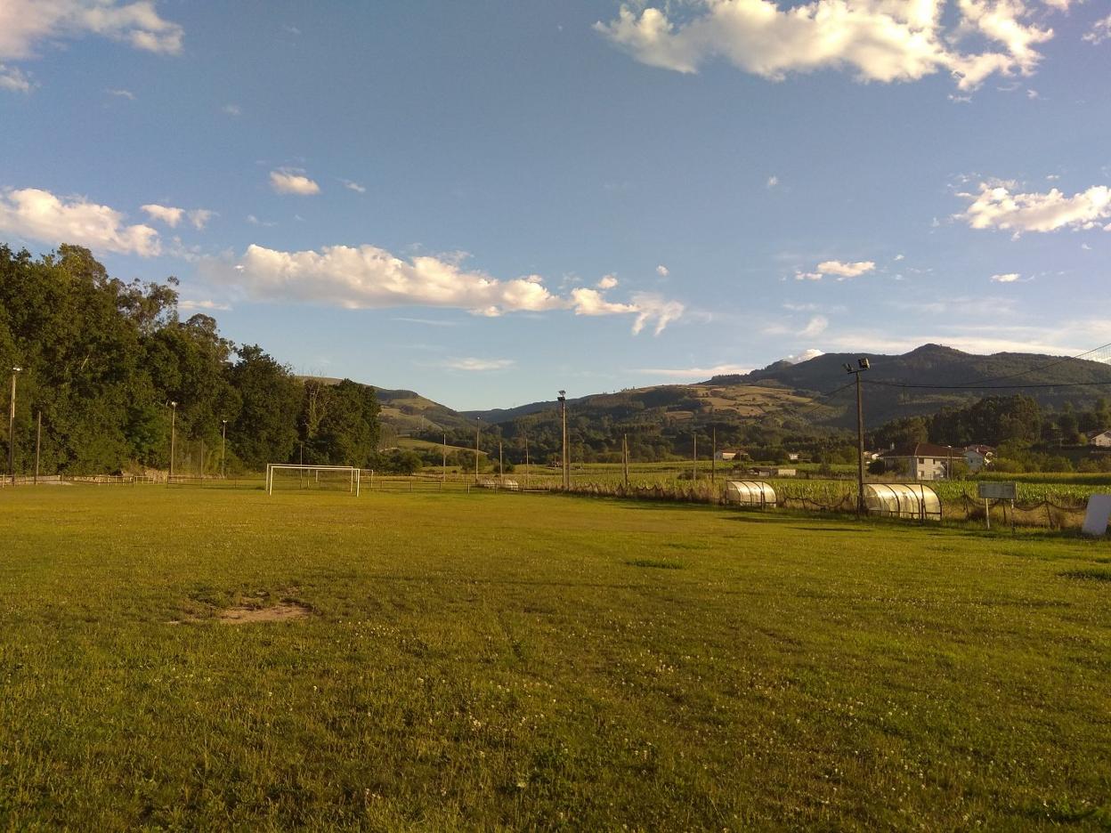 El campo de fútbol verá mejorado su terreno de juego tras las actuaciones. :: dm