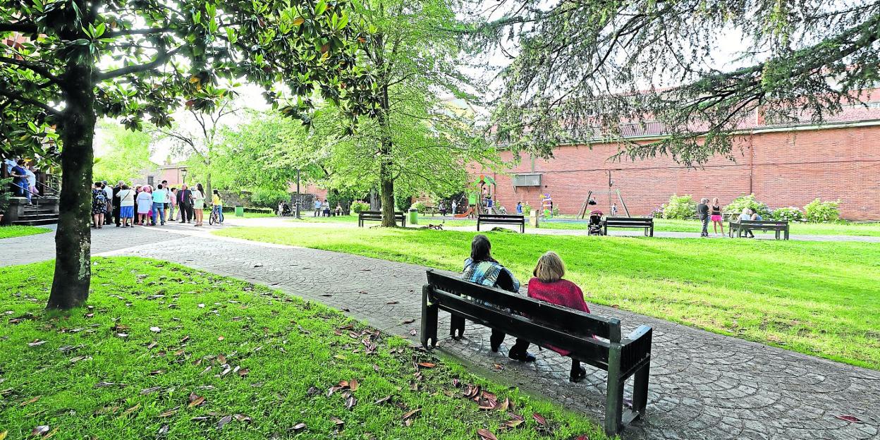 El alcalde planteaba levantar el centro multiusos dentro del parque Conde San Diego, junto al parque infantil. 