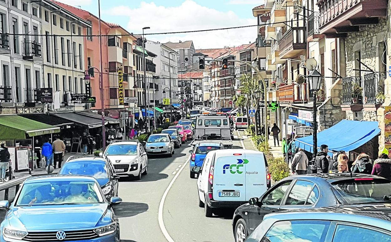 El centro urbano de San Vicente se ve habitualmente colapsado en verano y en otras épocas de afluencia turística.