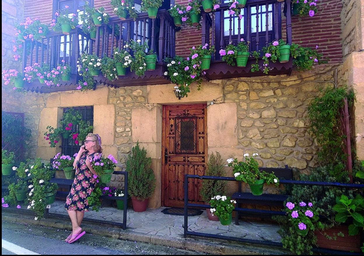 Algunos balcones del pueblo llaman la atención por su vistosidad