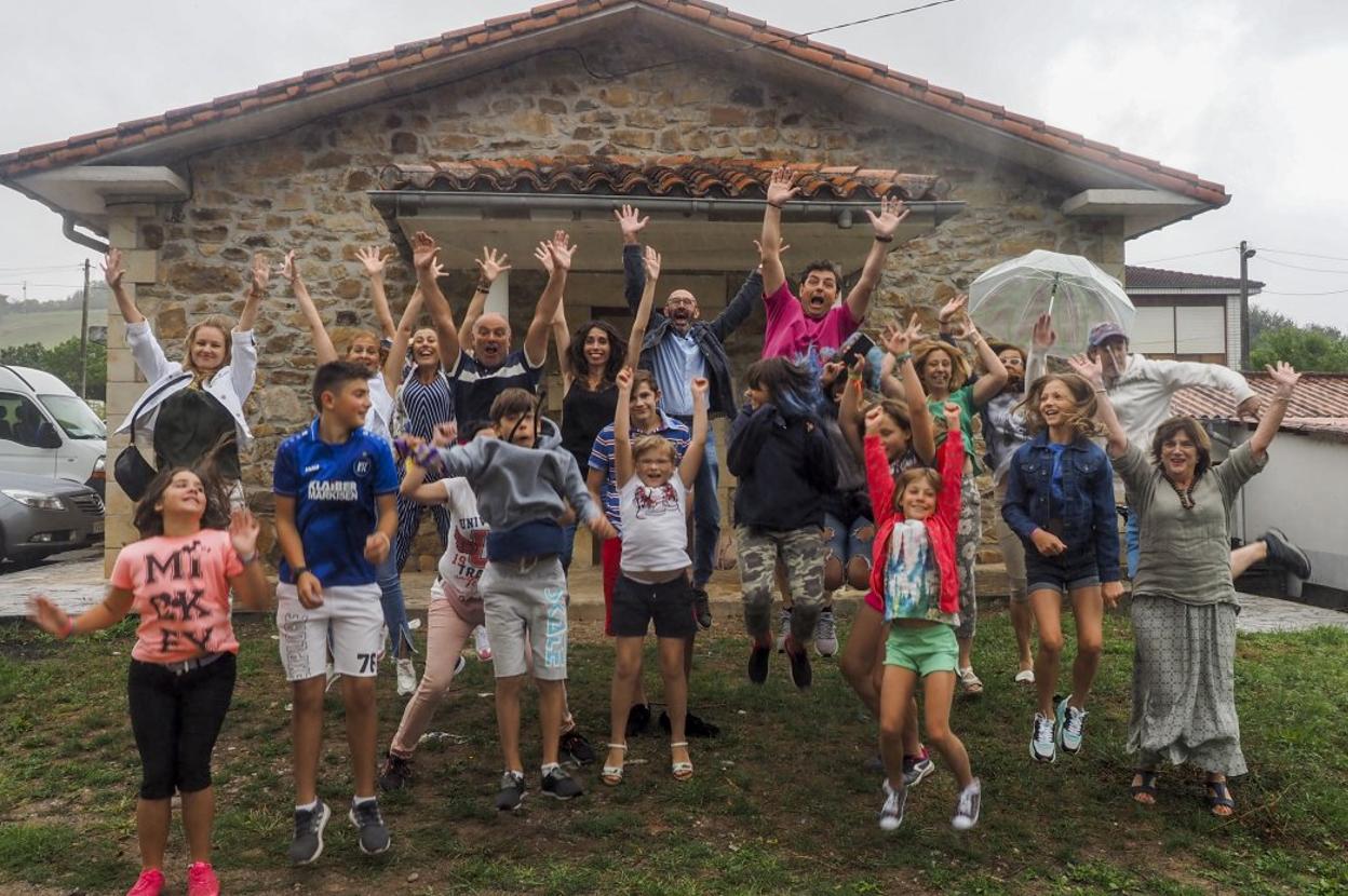 Los niños bielorrusos disfrutan junto a miembros de las familias de acogida tras la comida de despedida en Angostina el domingo.