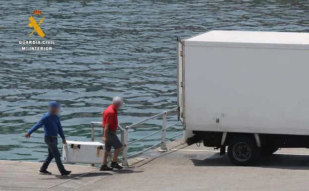 Los sujetos introducían la pesca en un camión frigorífico.