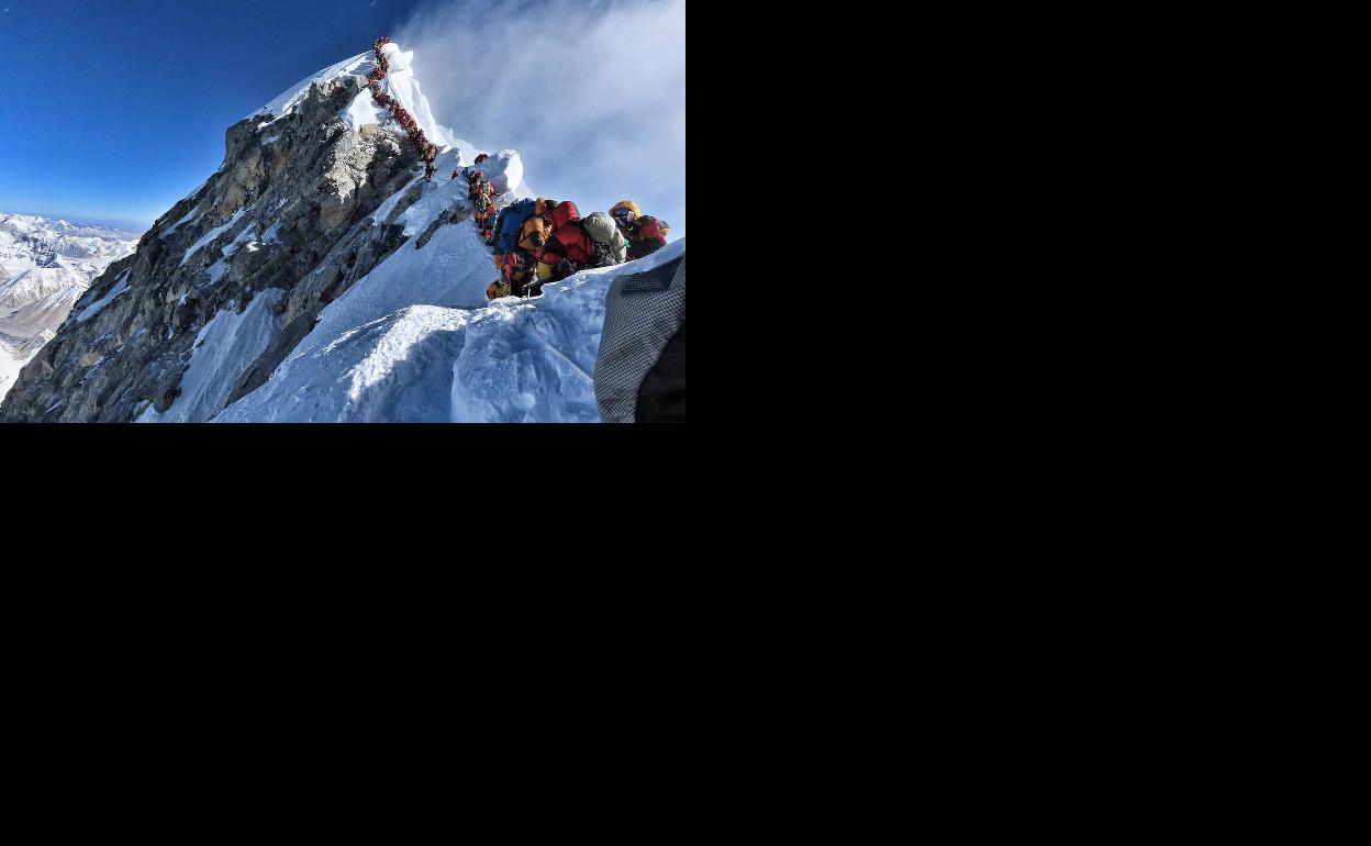 La ya famosa imagen tomada por Nirmal Purja que muestra la masificación llegando a la cima Everest.
