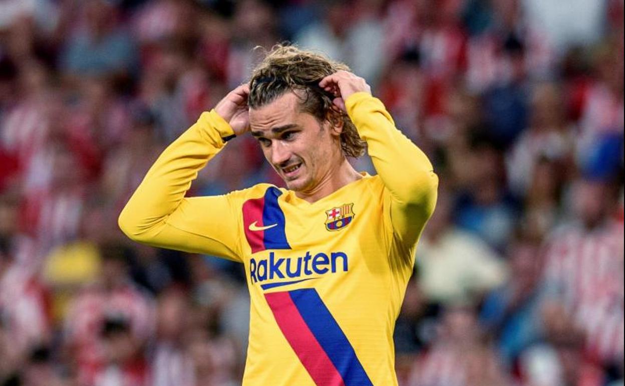 Griezmann se lamenta durante el partido ante el Athletic.