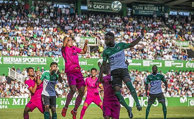 El Racing jugó el sábado sin delantero. En la imagen, Kitoko trata de rematar un córner lanzado sobre el área del Málaga. 