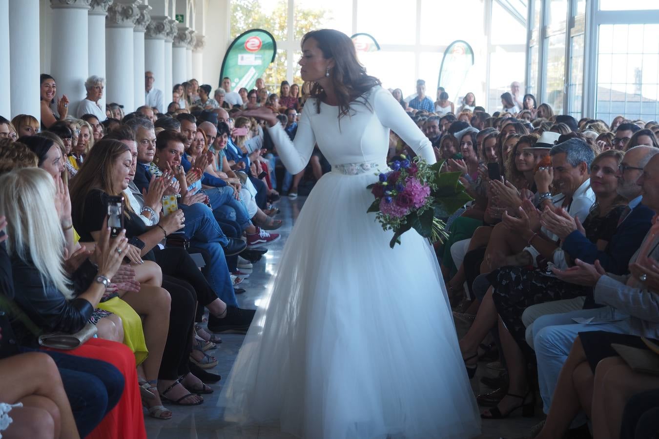 La firma Silvia Fernández protagonizó el ya clásico desfile del verano con lleno de público