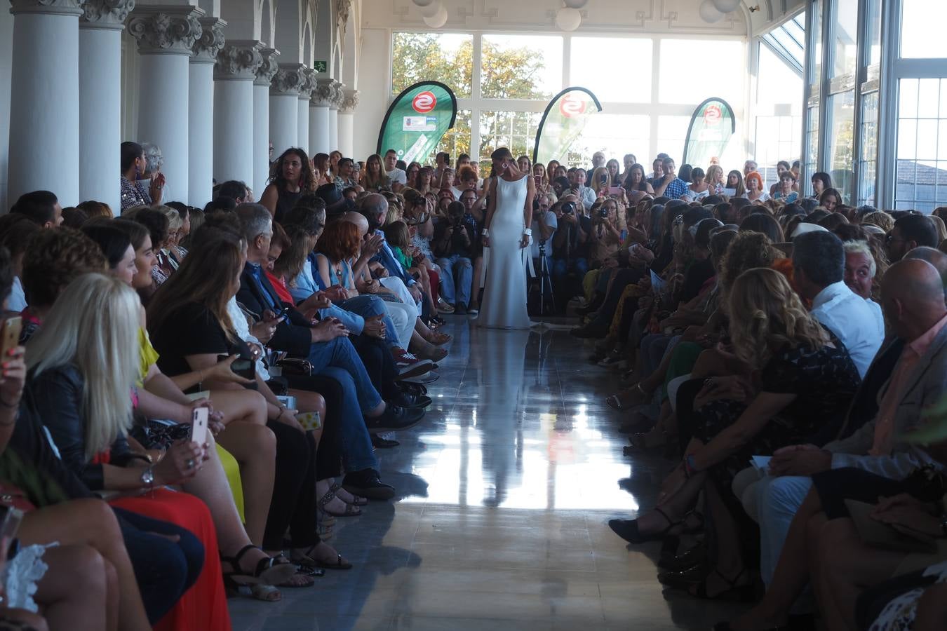 La firma Silvia Fernández protagonizó el ya clásico desfile del verano con lleno de público