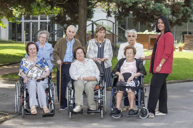 Andrea López, voluntaria, junto a un grupo de ancianos en la residencia San Cándido :