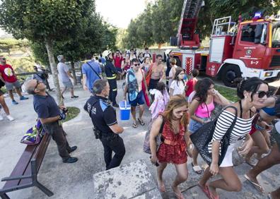 Imagen secundaria 1 - Rescatado un parapentista que quedó enganchado en un árbol junto a la playa de Mataleñas