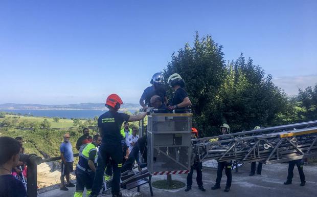 Imagen principal - Rescatado un parapentista que quedó enganchado en un árbol junto a la playa de Mataleñas