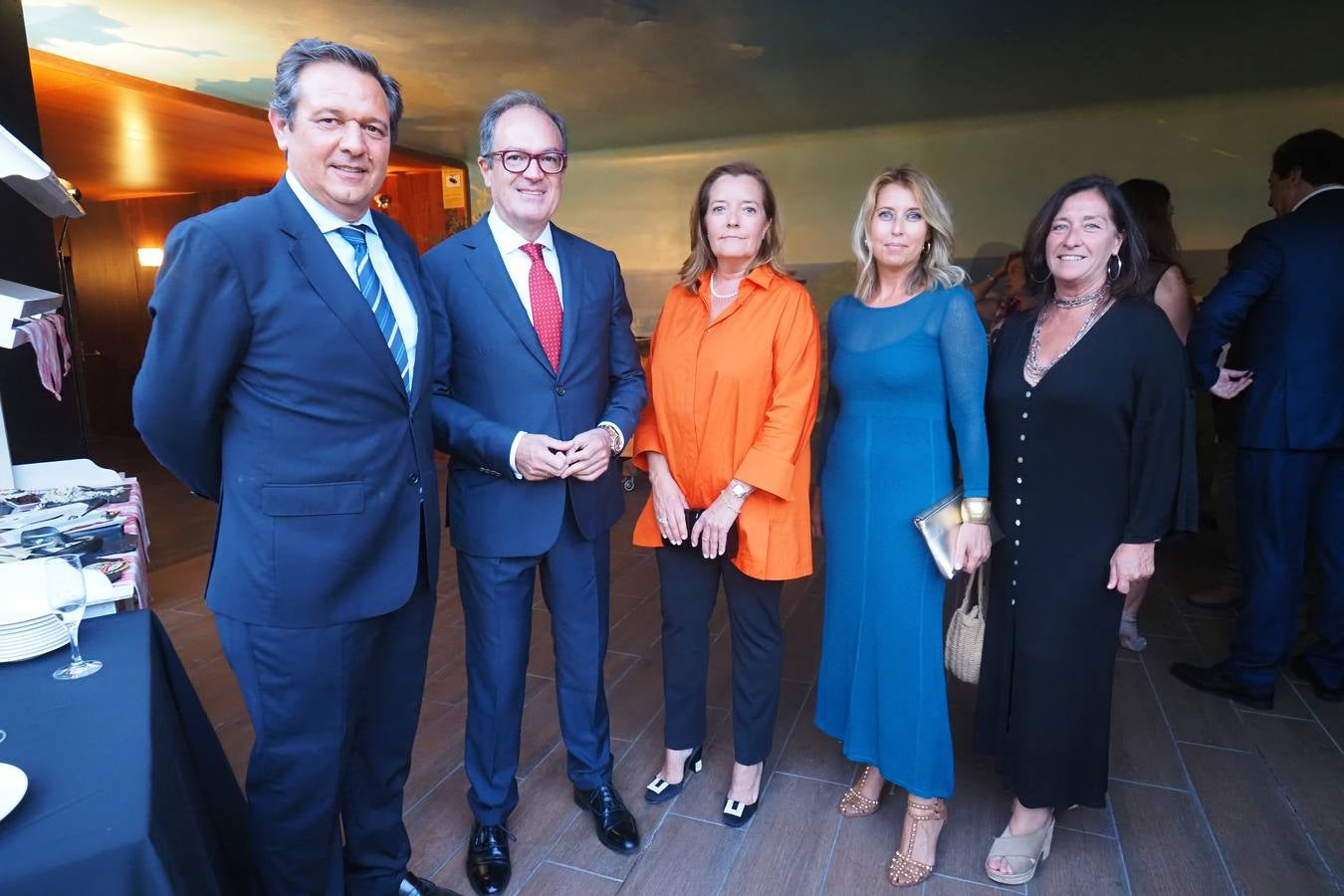 La alcaldesa de Santander, Gema Igual, la expresidenta del Parlamento de Cantabria, Lola Gorostiaga, y la regatista santanderina Berta Betanzos, han sido galardonadas este martes con el Emboque de Oro 2019, el máximo reconocimiento que la Casa de Cantabria en Madrid otorga a las personalidades cántabras.