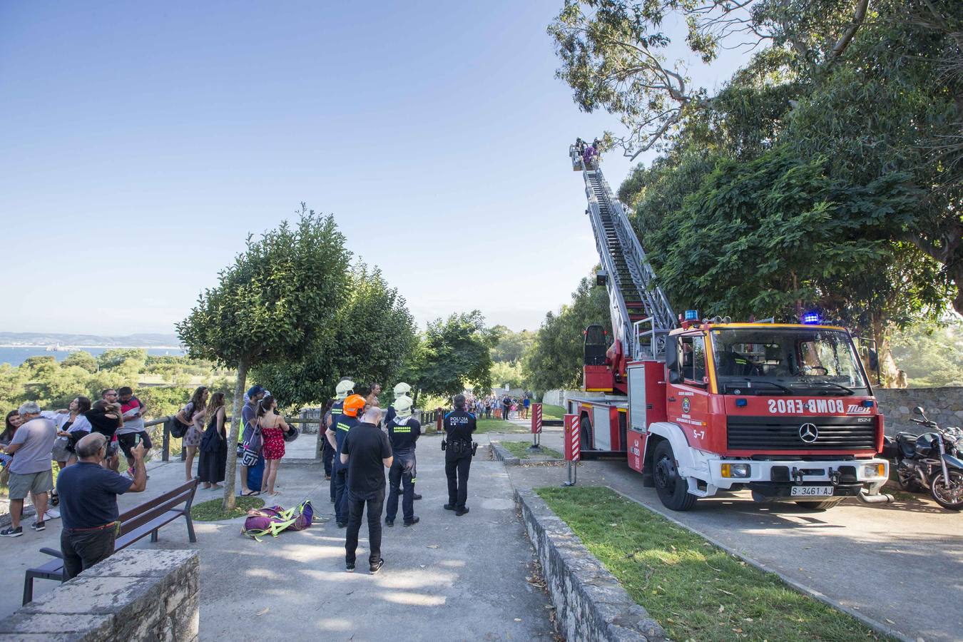 Fotos: Rescatado un parapentista que quedó enganchado en un árbol junto a la playa de Mataleñas