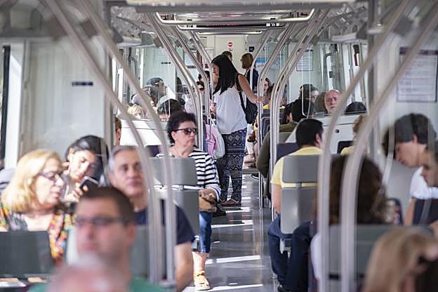 Viajeros en el interior de un tren de Cercanías en la línea Cabezón de la Sal-Santander. :