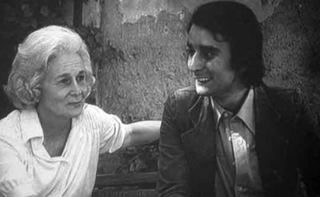 Lepoldo María Panero junto a su madre, Felicidad Blanc, en una escena de 'El desencanto', de Jaime Chávarri 