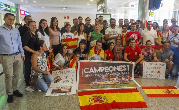 Sara Fernández y Efrén Llarena –en el centro, de rojo y agachados–, posan con los aficionados, familiares y amigos que les esperaban ayer en el Seve Ballesteros.