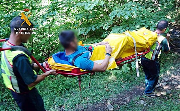 Los agentes tuvieron que portear en una camilla al senderista que se hizo un esguince en el tobillo.