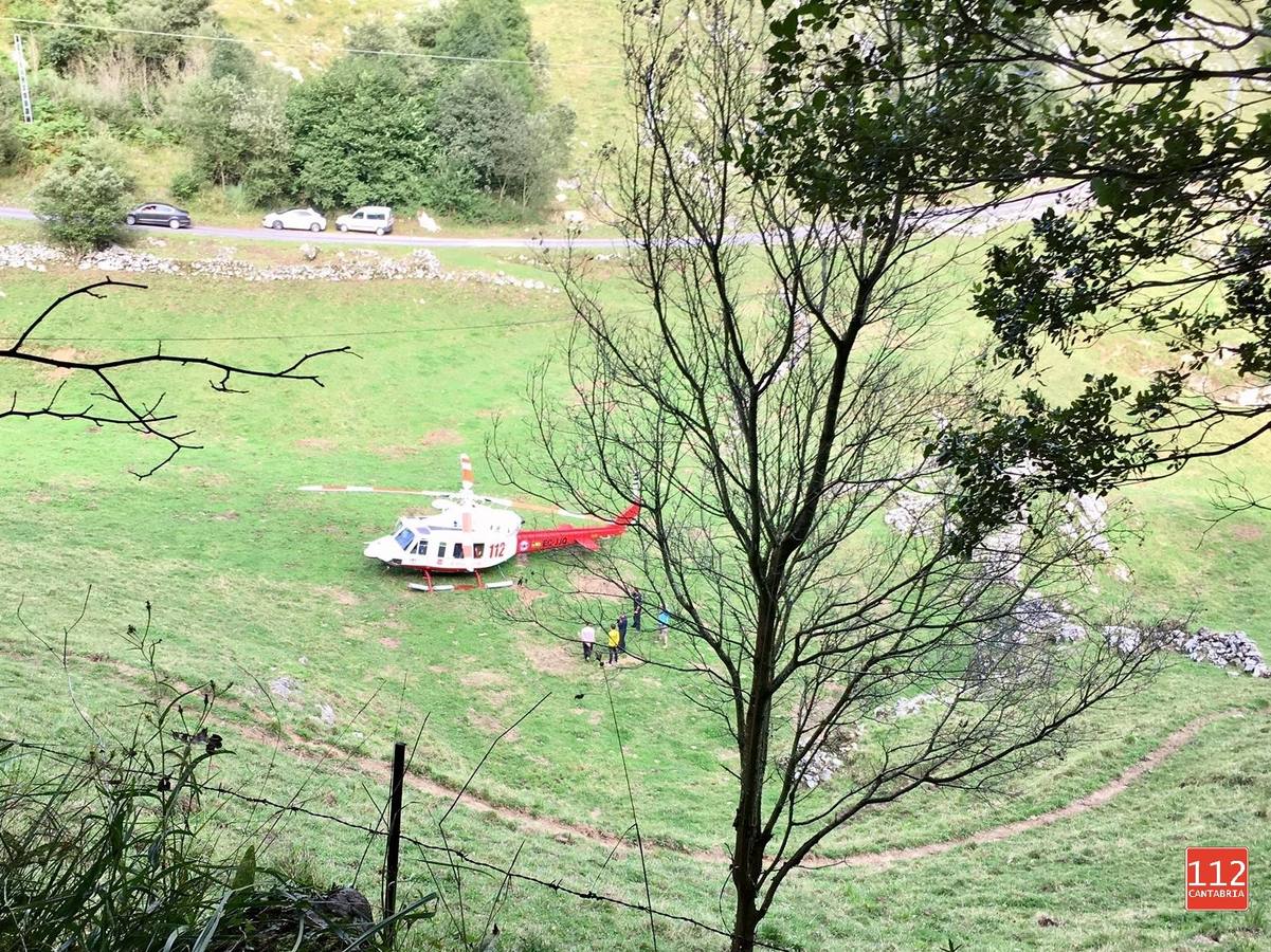 El helicóptero del 112 evacuó al espeleólogo inglés.