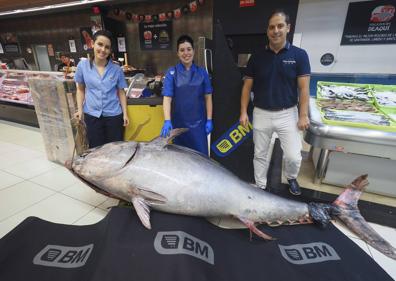 Imagen secundaria 1 - Un atún rojo de 375 kilos desembarca en un súper de Cantabria