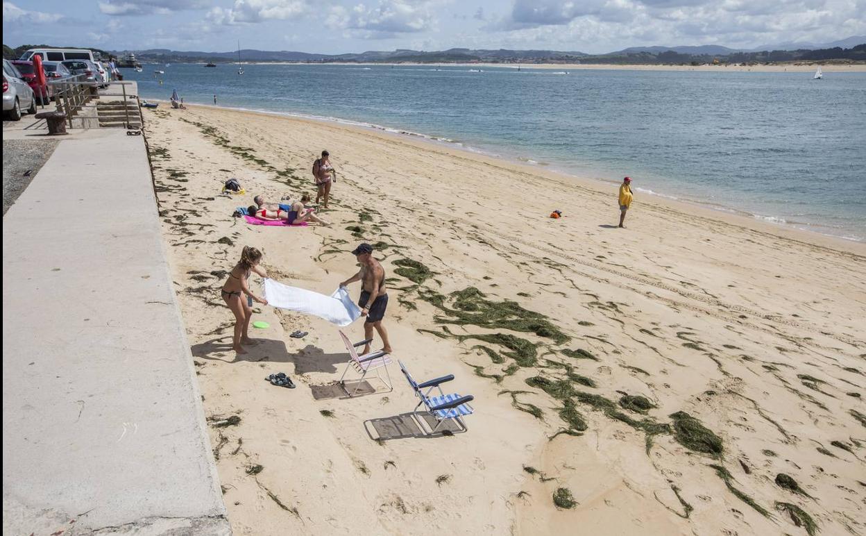 La Fenómeno se ha convertido este verano en una verdadera playa. La imagen se tomó en bajamar. 