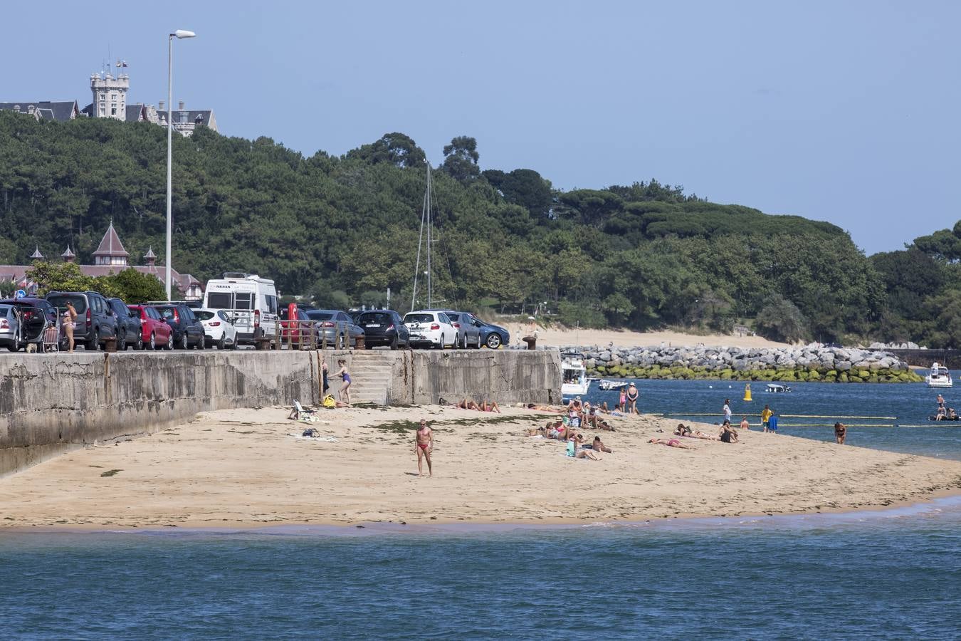 El arenal ubicado al final del promontorio de San Martín, que aparece y desaparece con las mareas, ha crecido a lo largo y a lo ancho