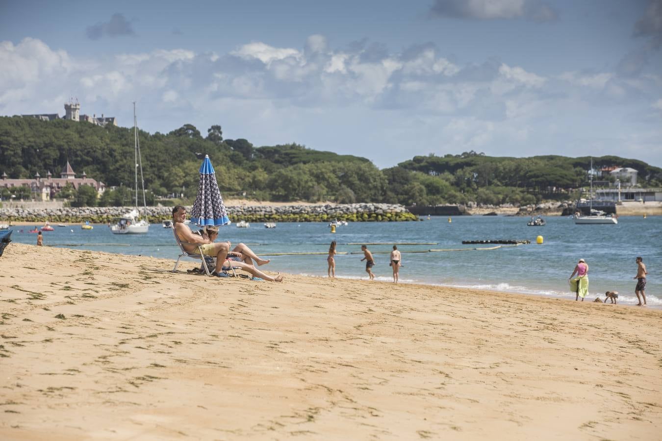 El arenal ubicado al final del promontorio de San Martín, que aparece y desaparece con las mareas, ha crecido a lo largo y a lo ancho