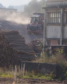 Imagen secundaria 2 - Comienza el derribo de Papelera del Besaya ocho años después de su cierre