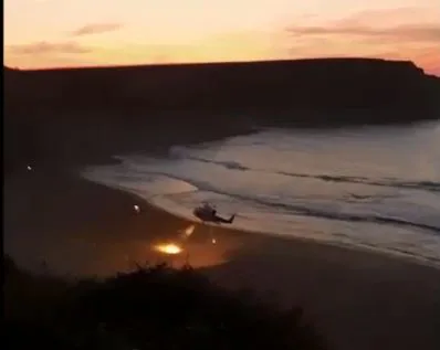 El helicóptero a su llegada a la playa de Langre. 