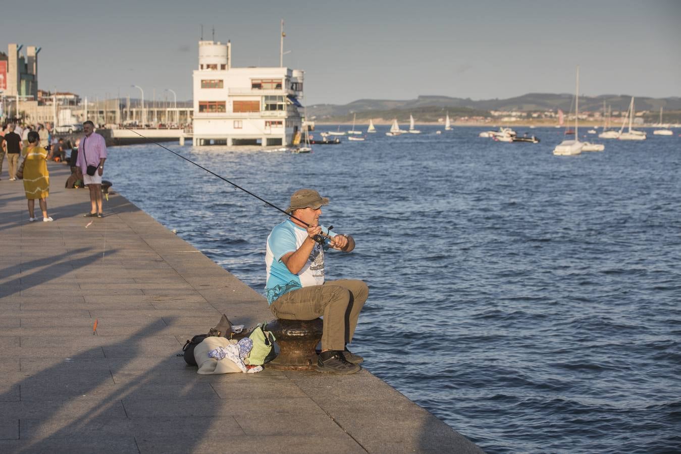Requiere paciencia y reporta tranquilidad. Eso dicen los veraneantes, vecinos de la región y visitantes que se dan cita cada tarde en el paseo marítimo de Santander.