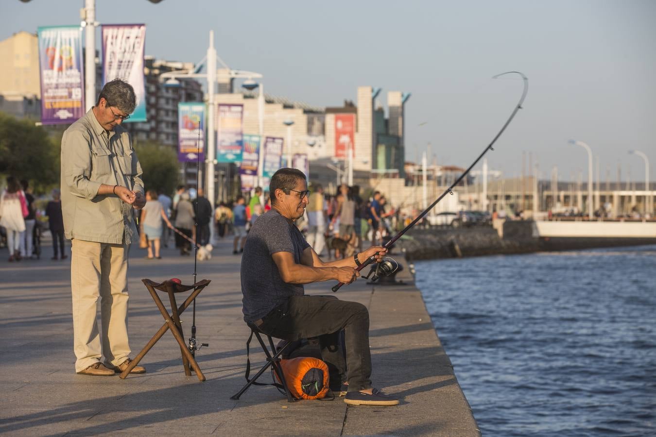 Requiere paciencia y reporta tranquilidad. Eso dicen los veraneantes, vecinos de la región y visitantes que se dan cita cada tarde en el paseo marítimo de Santander.