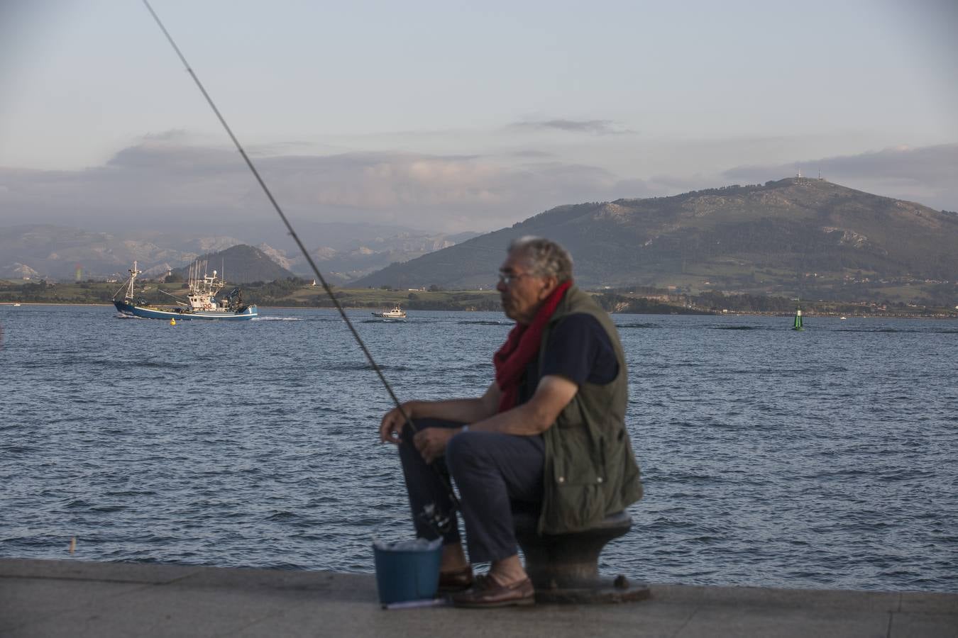 Requiere paciencia y reporta tranquilidad. Eso dicen los veraneantes, vecinos de la región y visitantes que se dan cita cada tarde en el paseo marítimo de Santander.