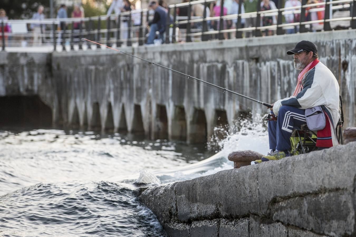 Requiere paciencia y reporta tranquilidad. Eso dicen los veraneantes, vecinos de la región y visitantes que se dan cita cada tarde en el paseo marítimo de Santander.