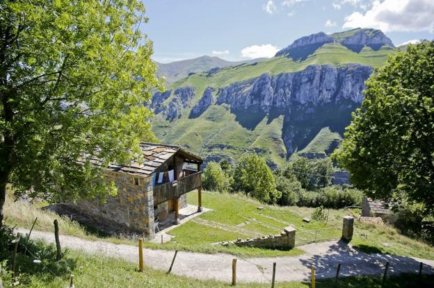 La zona de San Roque de Riomiera está llena de cabañas reconvertidas en alojamientos rurales.