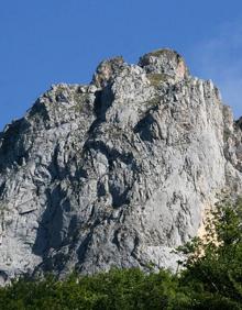 Imagen secundaria 2 - El grupo de montaña Cacicedo realizará la marcha Fuente Dé-Valdecoro por el Hachero, el 8 de septiembre