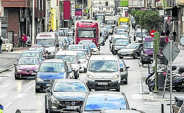 Imagen de archivo de tráfico parado en la calle Castilla, una de las más concurridas de la ciudad. 