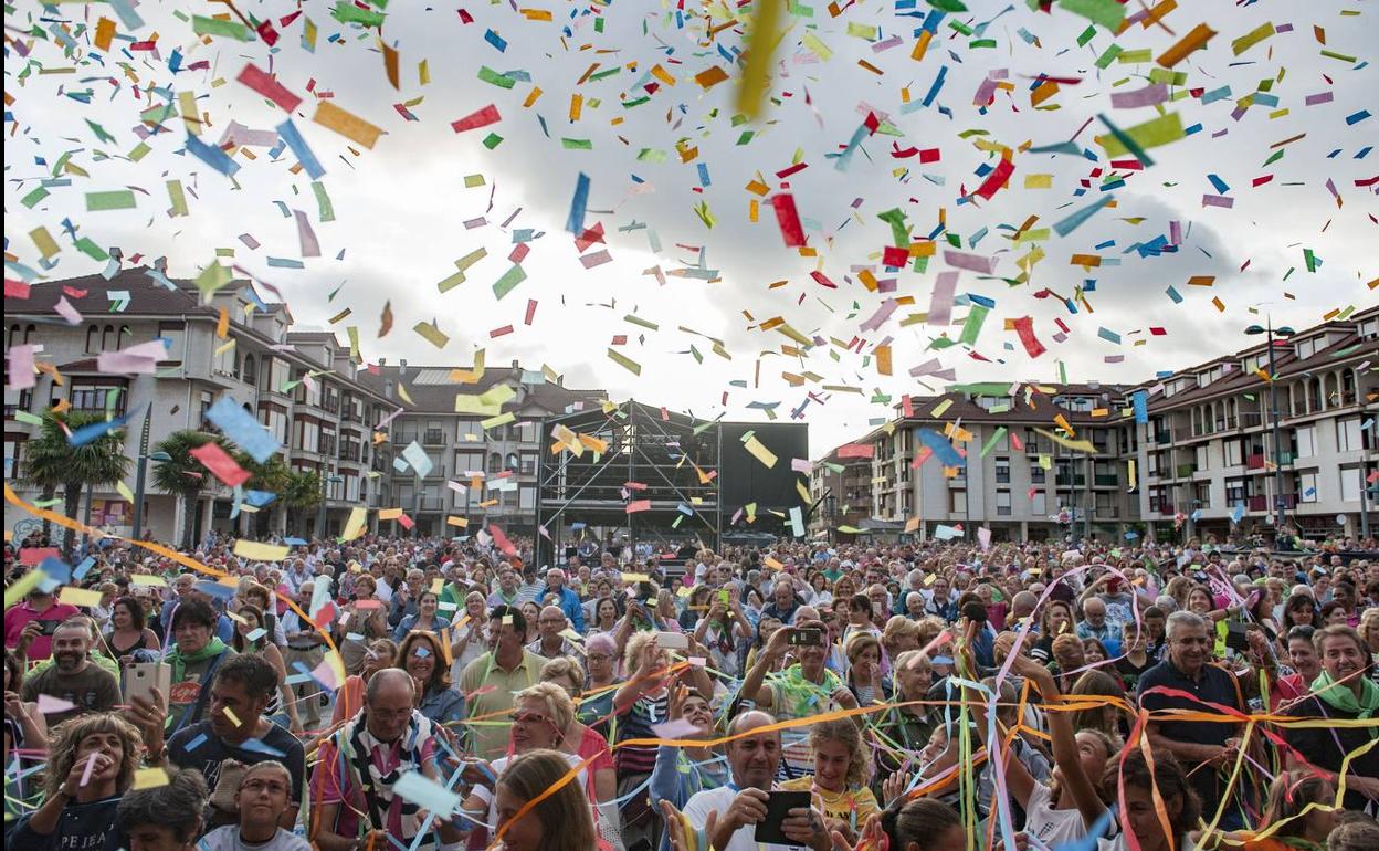Aspecto que presentaba el año pasado la Plaza de la Villa con motivo de la lectura del pregón de las fiestas