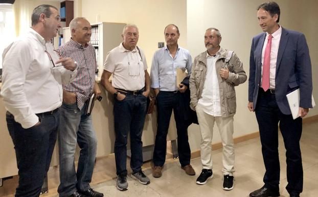 El consejero de Obras Públicas, Ordenación del Territorio y Urbanismo, José Luis Gochicoa, esta mañana con representantes de AMA y con el equipo redactor del proyecto de las viviendas de Arnuero.